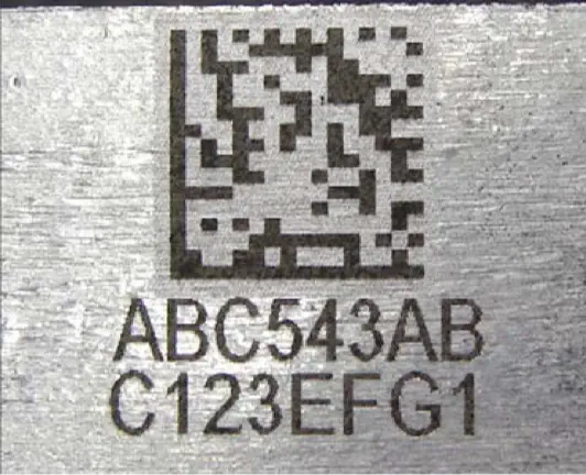 DMC și text alfanumeric pe metal