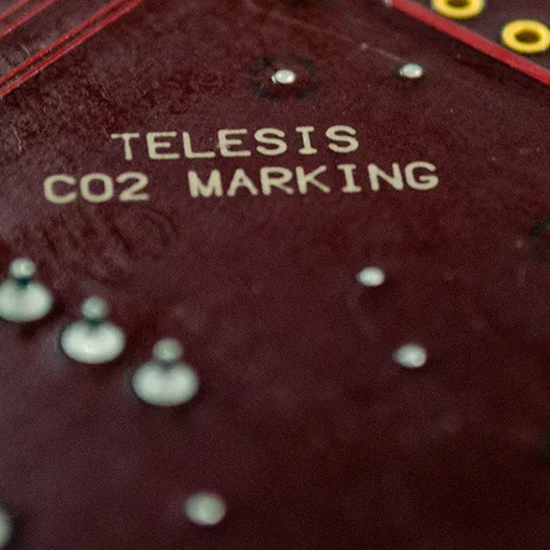 Marcare CO₂ pe material sintetic