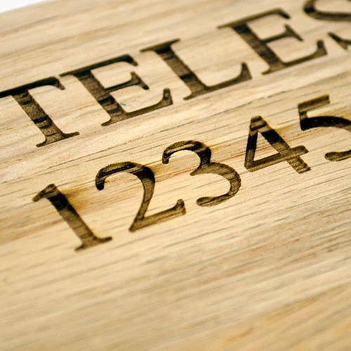 Text și serie gravate în lemn