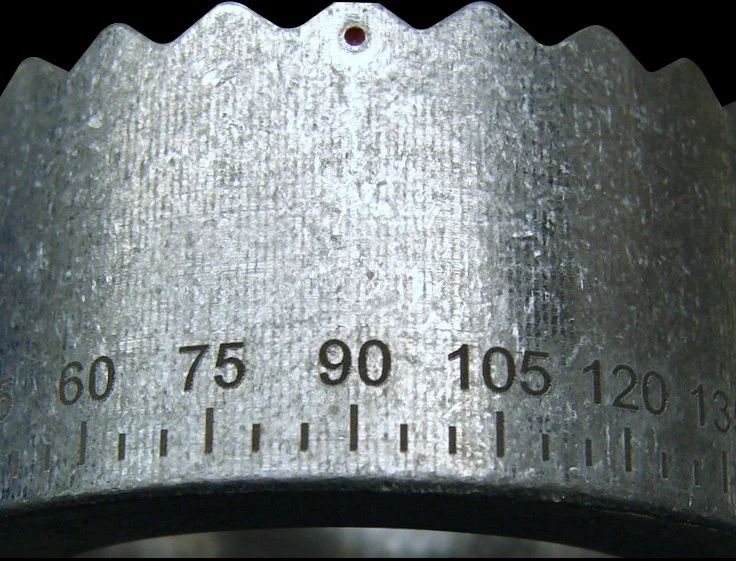 Gradații fine pe suprafață metalică