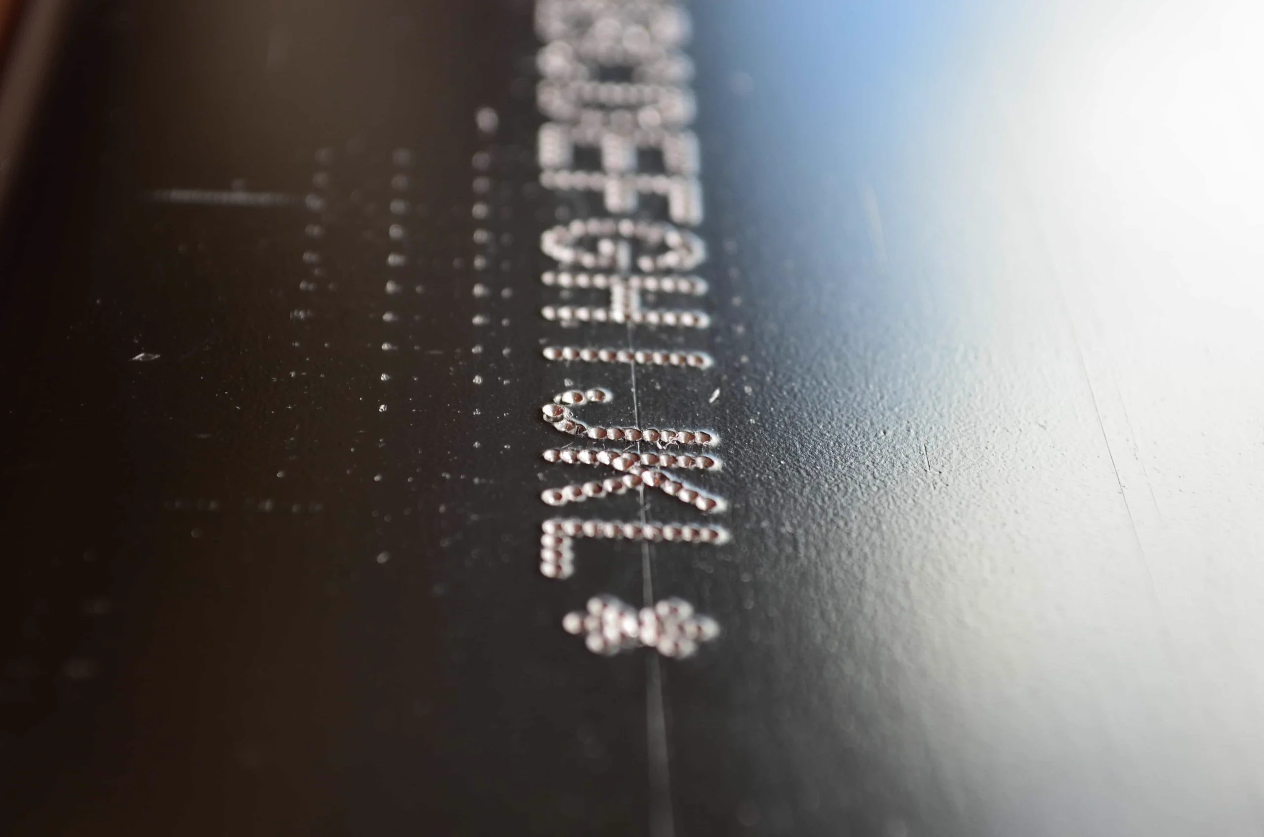 Text și serie prin micropercuție