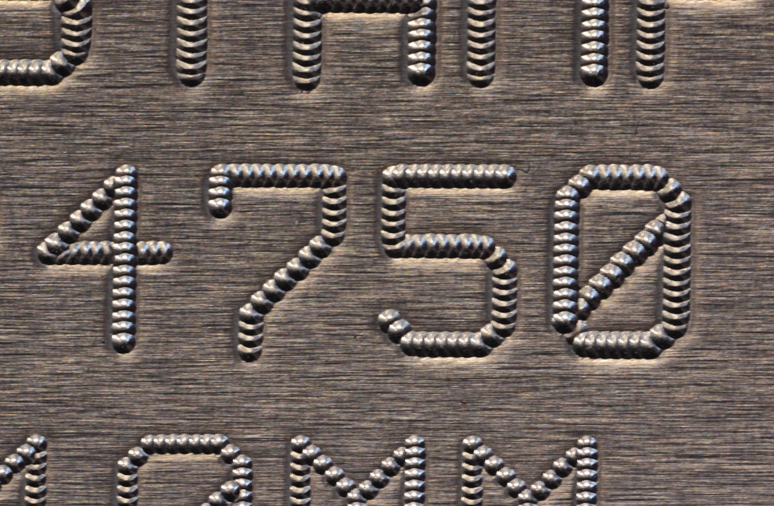 Text de identificare pe piesă metalică