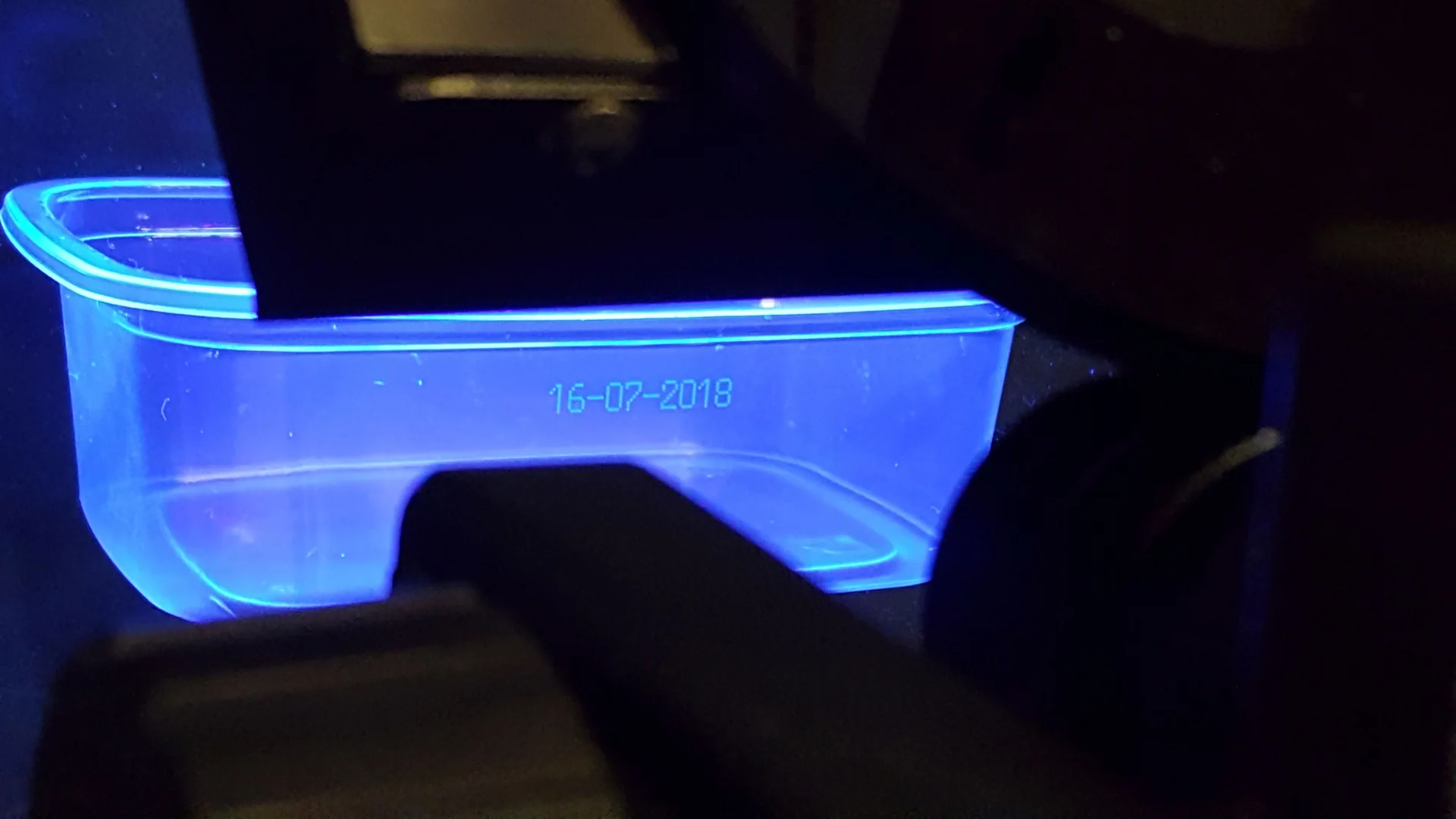 Cerneală fluorescentă pe plastic