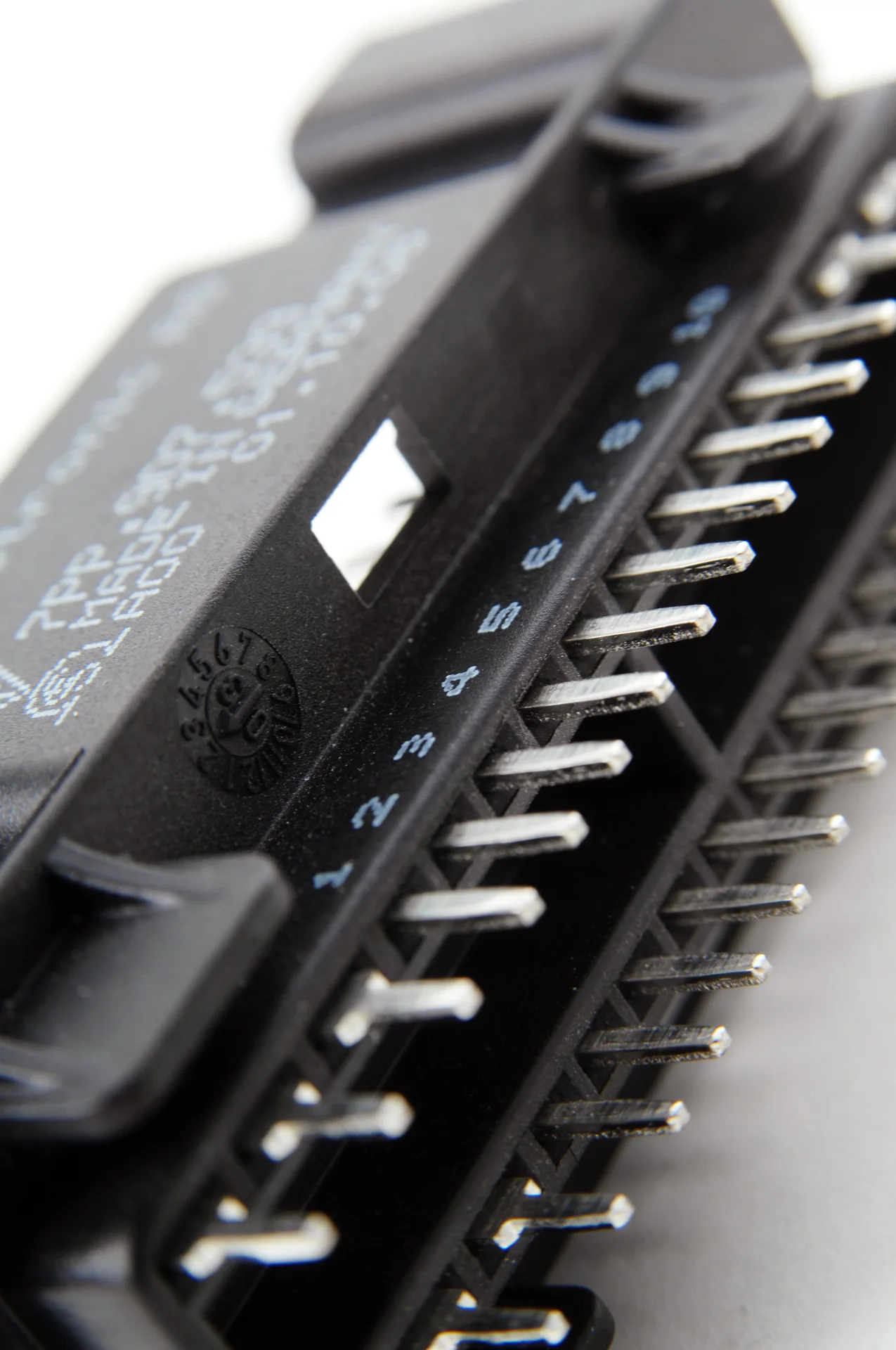 Text pe componente electronice